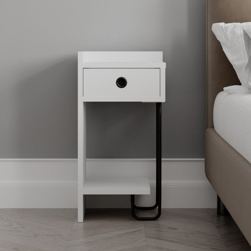 Comodino bianco con cassetto e gamba in metallo nero