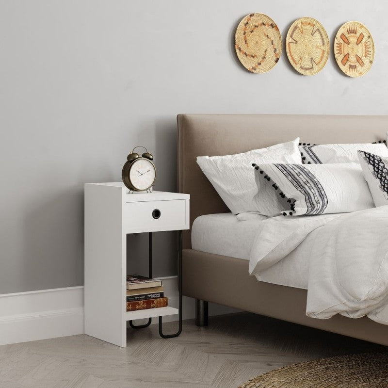Comodino bianco con cassetto e gamba in metallo nero