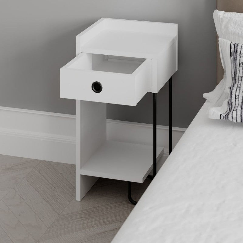 Comodino bianco con cassetto e gamba in metallo nero